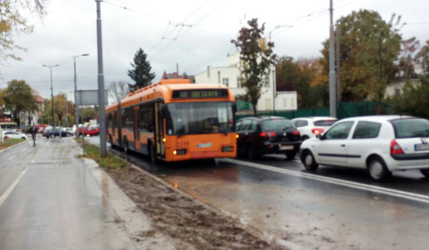 Покварена трола блокирала пола града: Колапс на Бањици, кола хитне помоћи иду тротоаром, километарска колона, киша изазвала додатну гужву (ФОТО/ВИДЕО)