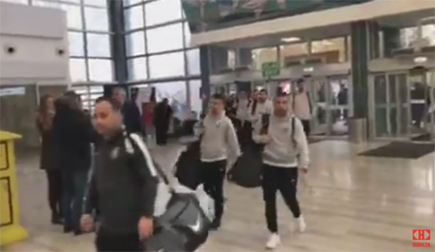 Фудбалери Партизана и пријатељи клуба спремни да полете ка Манчестеру (ВИДЕО)