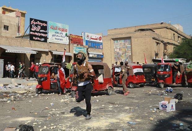 Демонстранти заузели четврти мост у Багдаду, погинуо лекар