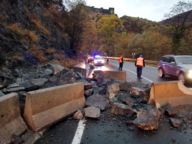 Опасност на Ибарској: Обрушили се камење и земља у правцу према Рашки (ФОТО/ВИДЕО)