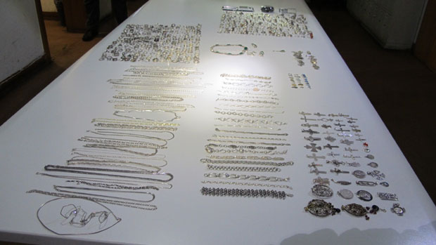 Ухапшен Кинез, заплењено 2, 8 килограма сребрног накита