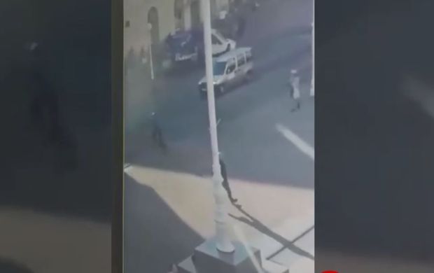 Језиви снимак несреће: Камере забележиле како дечака на загребачком тргу удара трамвај (ВИДЕО)