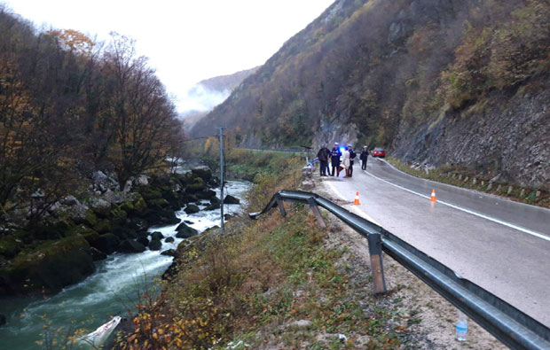 Несрећа код Бањалуке: Два радника погинула кад је камион слетео у Врбас (ФОТО)