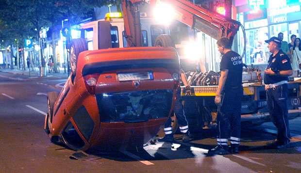 Ауто завршио на крову у Карађорђевој улици: Возач без огреботине