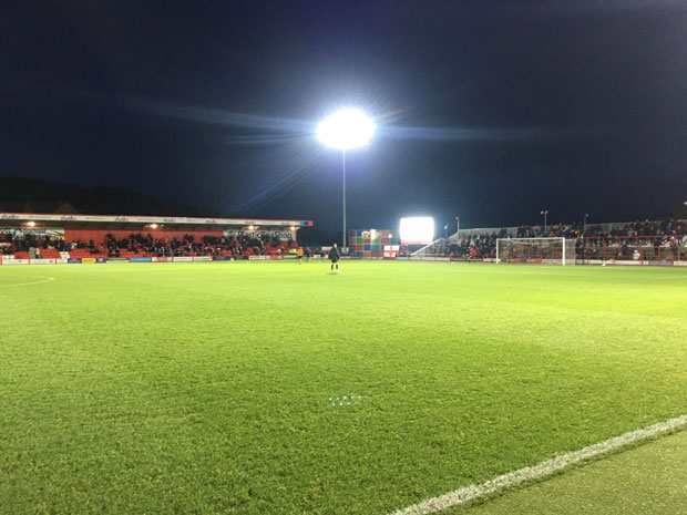 Овако нешто још није виђено на утакмицама: Шта се дешава када се судије повреде? (ФОТО)