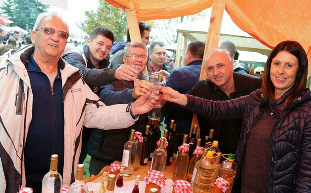 Млада и љута обара рекорде, праве је и од зове и банане: Фестивал ракије у Љутову 