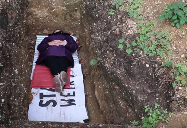 Лежањем у ракама размишљају о животу: Бизаран начин релаксације за студенте у Холандији изузетно популаран (ВИДЕО)