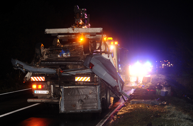 Тешка саобраћајна несрећа: Камион слетео са пута, једна особа погинула!