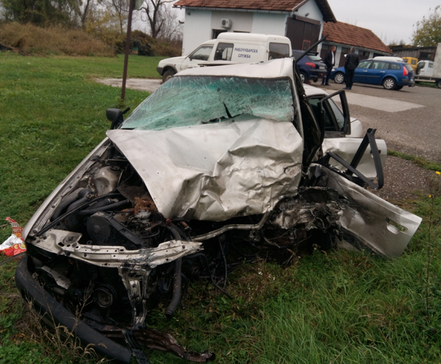 У две тешке саобраћајне несреће једна особа погинула, седморо повређених, међу њима четворочлана породица са двоје деце