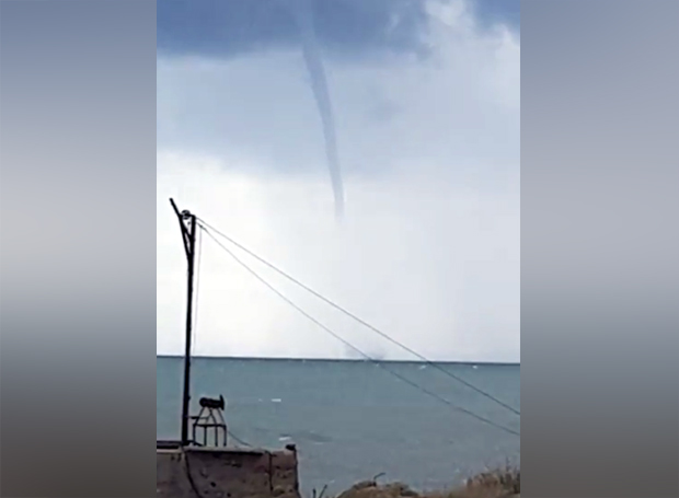 Торнадо беснео код Улциња: Снимљене огромне пијавица које су јуриле ка обали (ВИДЕО)