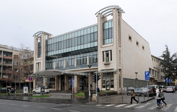 Обрачун у Земуну: Потегао нож због квадрата?