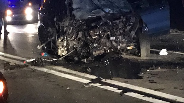 Стравичне фотографије са места несреће код Орловаче: Од силине ударца један аутомобил слетео с пута, други потпуно смрскан (ФОТО)