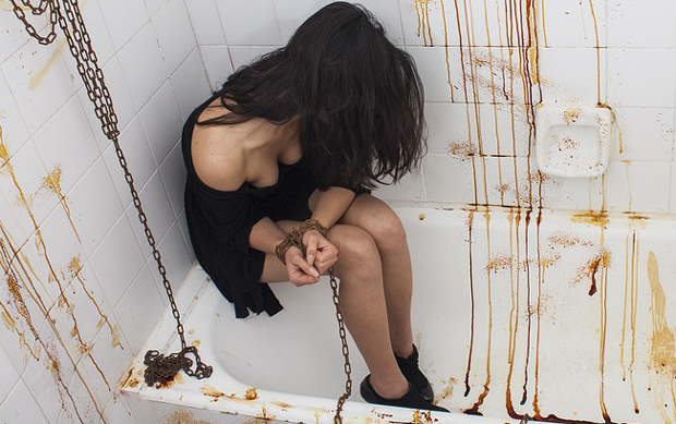 “Платио сам 1.000 динара за секс са Јеленом”: Сведочење о супружницима из пакла који су робињу везивали ланцима и хранили изметом
