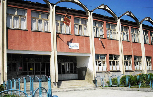 Хвалио се дединим пиштољем, пуком срећом избегнута трагедија: Основац донео пиштољ да покаже школским друговима!