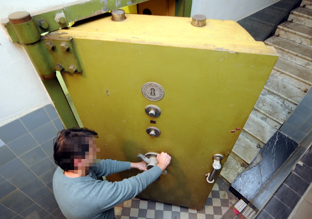 Велика потера за директором банке! Испразнио сеф и однео 11 милиона, део новца оставио рођаку да завара траг, па нестао са лица земље