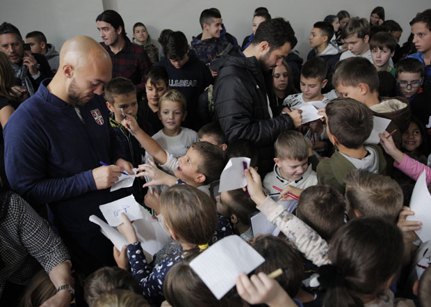 Миливојевић и Дмитровић одушевили децу у Младеновцу: Победе и фудбал су најбоља школа