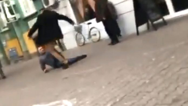 Нокаут па онда шамар: Погледајте снимак урнебесне туче у Новом Саду (ВИДЕО)