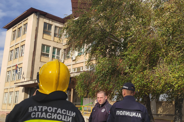 Олујни ветар изазвао хаос у Зрењанину: Срушен кров са зграде Специјалистичке поликлинике (ФОТО+ВИДЕО)