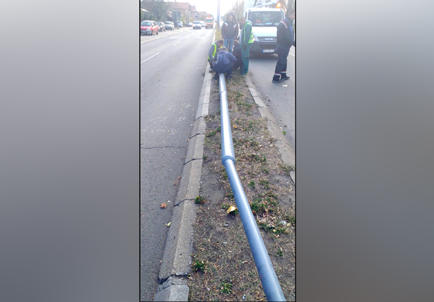 Ветар направио пометњу у Крушевцу: Пао стуб за уличну расвету