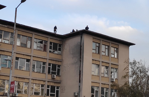 Кров тежак неколико ТОНА претио да се сручи на пешачку зону: Погледајте како храбри радници спуштају лимену конструкцију са зрењанинске Специјалистичке поликлинике (ВИДЕО /ФОТО)