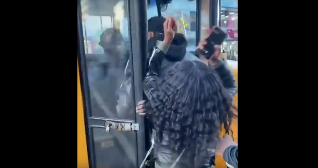 Возач буквално избацио “дете” из школског аутобуса, пролазници хтели да се обрачунају с њим, а онда су схватили о чему се ради (ВИДЕО)