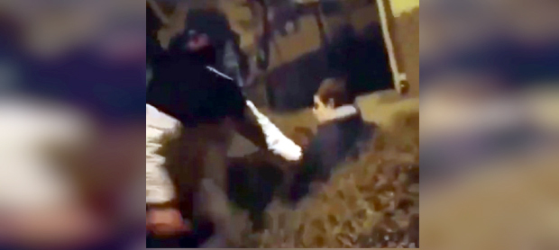 Нови снимак вршњачког насиља шокирао Србију: Четворица младића насрћу на једног, псују га, обарају на земљу, а онда га ШУТИРАЈУ (ВИДЕО)