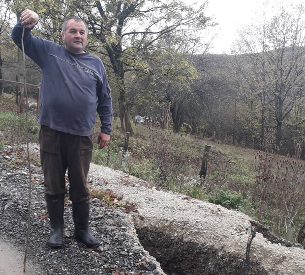 Перо и супруга ноћима не спавају: Страхују да би клизиште могло да им кућу одведе у понор