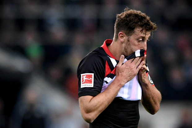 Фудбалер Ајнтрахта кажњен новчано и суспензијом због рушења тренера Фрајбурга (ВИДЕО)