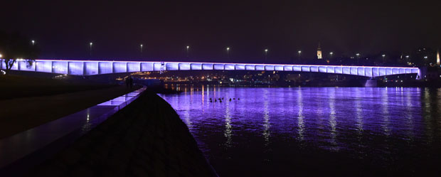 Засијао Бранков мост: 346 рефлектора у бојама српске заставе (ВИДЕО)