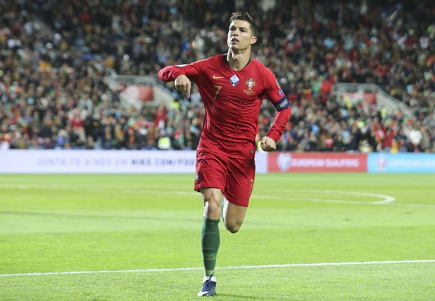 Навијач улетео на терен и добио од Роналда шта је хтео (ВИДЕО)