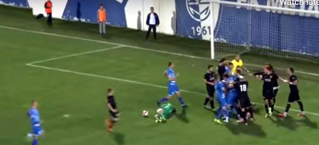 Туча фудбалера на терену: Нокаут, па општи хаос (ВИДЕО)