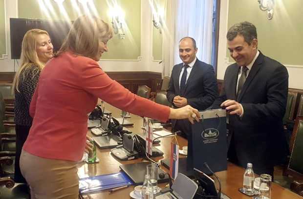 Шпијунка: Дубравка Филиповски одабрала кравату амбасадору Грузије