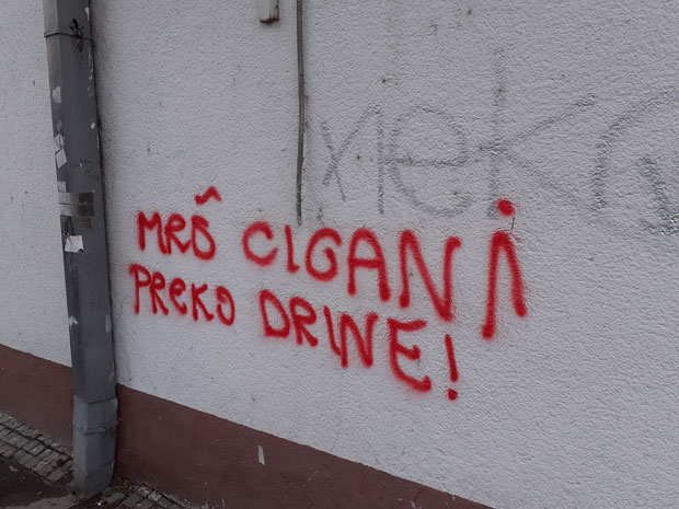 Вређају Србе и “терају” их преко Дрине: Графит мржње у Брчком (ФОТО)