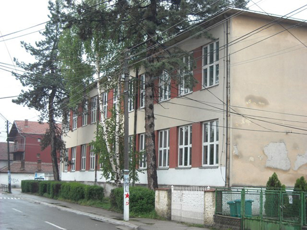 Мајка се свађала са наставницом, па насрнула на децу: Ужас у лесковачкој основној школи, шест ученика повређено!