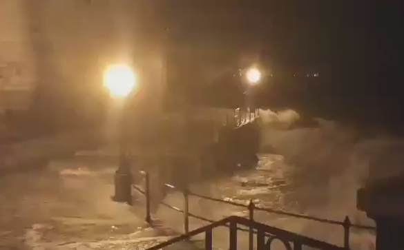 ЦРВЕНИ МЕТЕО АЛАРМ НА ХРВАТСКОЈ ОБАЛИ: Југо подиже вишеметарске таласе, бродови потонули, Сава се излила у Загребу (ФОТО, ВИДЕО)