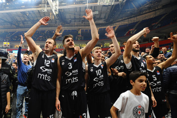 Црно-бела ноћ у Београду: Погледајте славље играча и навијача Партизана (ВИДЕО)