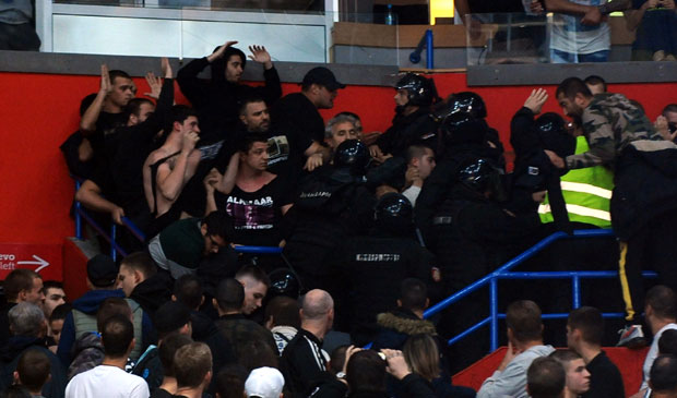 Туча у Штарк арени: Кад нема делија могу и између себе, гробари размењивали песнице, реаговала жандармерија (ВИДЕО)