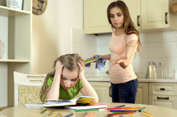 Упадају у депресију јер нису савршени: Деца строгих мајки које су перфекционисте постају алкохоличари кад порасту?