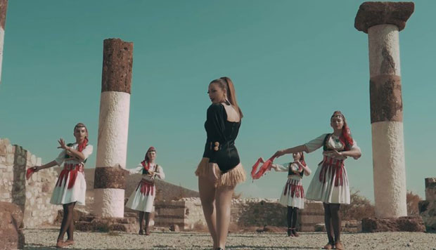 Албанка оскрнавила српску светињу: Полугола певачица снимала спот у Цркви Светог Николе код Приштине (ВИДЕО)