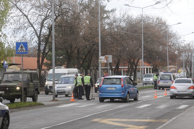 Удес у центру Краљева: Жена прелазила пешачки, на њу налетео путнички аутомобил