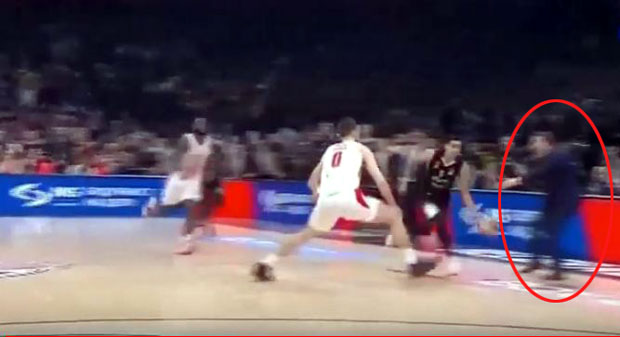 Улетање тренера Гавриловића на терен промакло је свима (ВИДЕО)