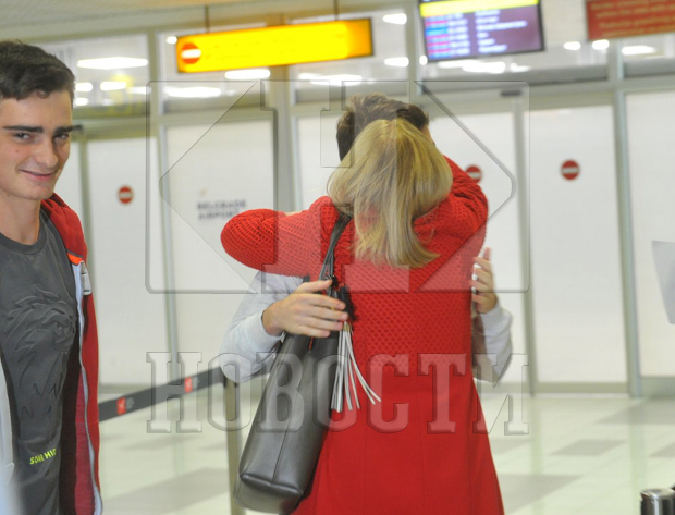 Авион са српским студентима из Хонг Kонга слетео у Београд: Родитељи коначно загрлили своју децу после драме на протестима (ФОТО/ВИДЕО)