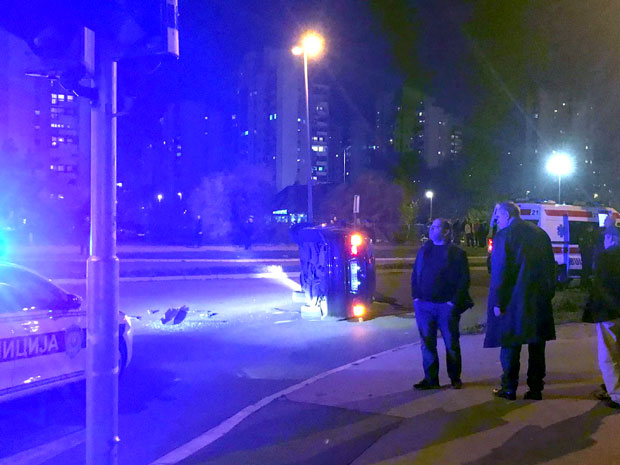 Преврнуо се у покушају да избегне судар: Троје повређених у „БМВ“, међу њима и дете