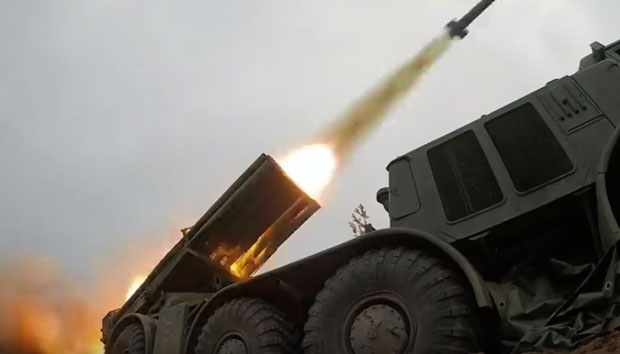 Бришу све пред собом:  Руски системи „Ураган“, „Град“ и „Смерч“ истовремено лансирали ракете (ВИДЕО)