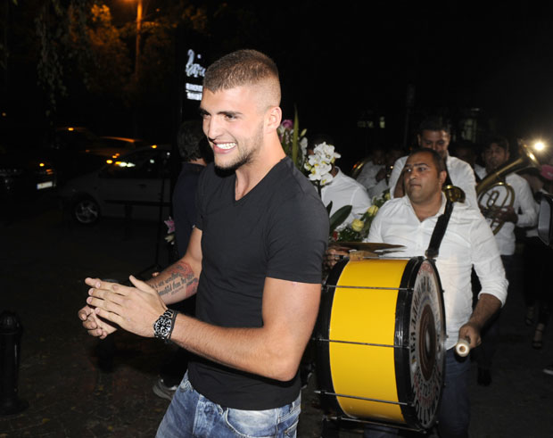 Све је грмело до зоре: Вељко прославио момачко вече, Цеца певала на столу  (ВИДЕО)