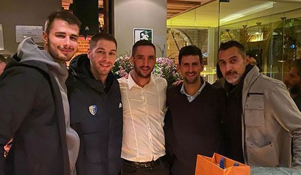 Сви насмејани и пријатни: Случајан сусрет српских кошаркаша и тенисера  (ВИДЕО)