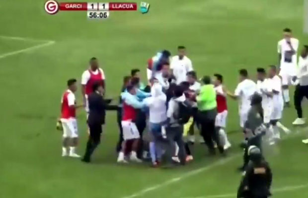 Хаос у фудбалу: Полиција бранила судију од гостију, госте од навијача, па се цео тим са стадиона одвезао сакривен у камиону за коње (ФОТО/ВИДЕО)