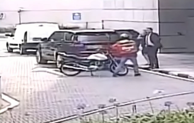 Убица прерушен у достављача пице почео да пуца, телохранитељ телом заштитио жену: Професионалац и херој (ВИДЕО)