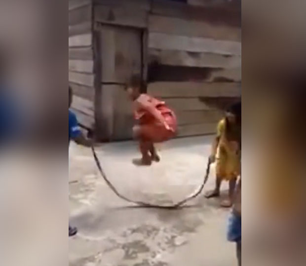 Застрашујуће: Уместо конопца деца прескачу змију (ВИДЕО)