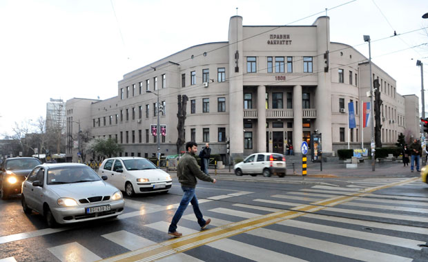 Аутобус 27 ударио у семафор код Правног факултета: Гужва у Булевару краља Александра